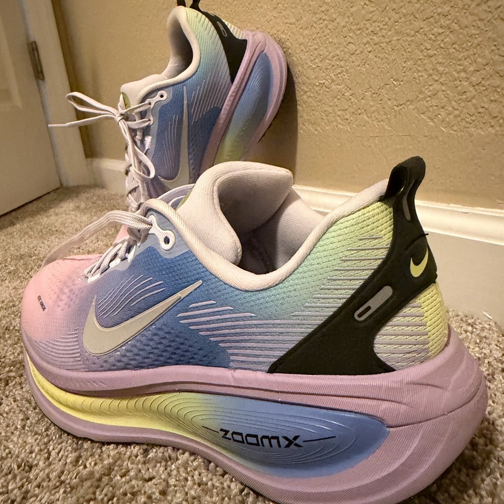 Nike Air Zoom Vomero 18 Running Shoes - Picture 5 of 8